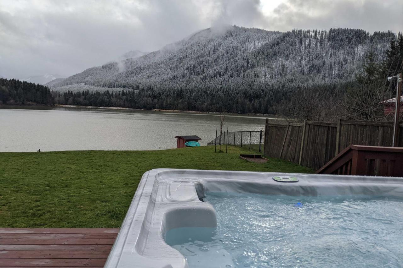 Lakefront Cabin With Stunning Mountain Views And Dock! Mineral Exteriör bild